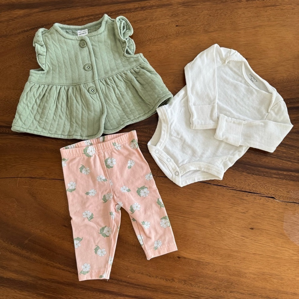 Carter’s Baby Girl Green Vest, White Bodysuit and Floral Pants Set size 3M